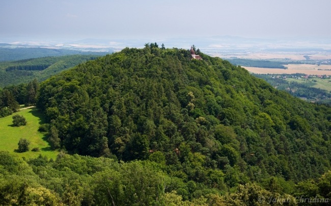 Pohled z hradeb na protější kopec a na něm umístěnou hrobku