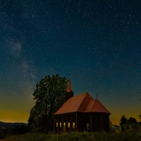 Mléčná dráha nad kostelem Panny Marie na Gruni, Beskydy