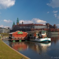 Wisla, v pozadí hradby Wawelu
