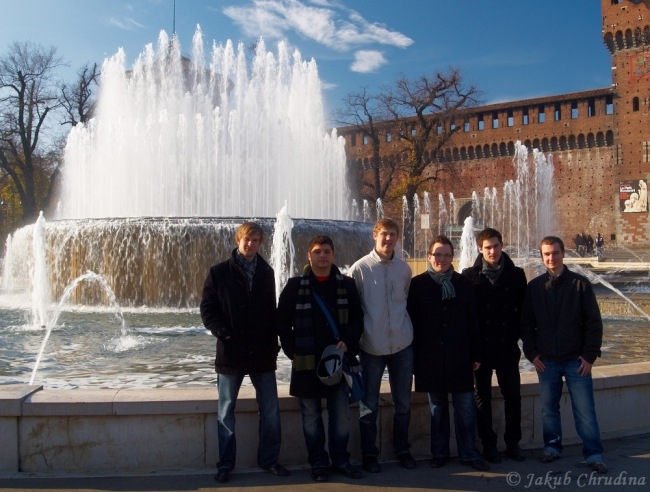 Castello Sforzesco a naše parta - z leva : Tom, Lukáš, Honza, Petr, Theoš, Ivo