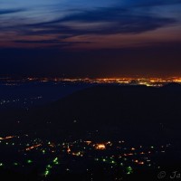 Poslední ozvěny dne. Na obzoru září Ostrava, pod námi jsou Kunčice pod Ondřejníkem.