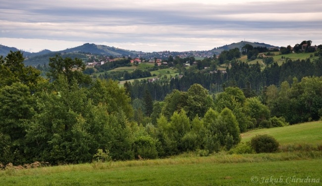 Asi Istebna...zástavba na polské straně splývá a jednotlivé obce na sebe navazují