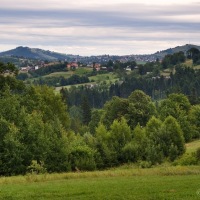 Asi Istebna...zástavba na polské straně splývá a jednotlivé obce na sebe navazují