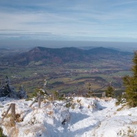 Pohled do údolí Ostravice a na masiv Ondřejníku z vrcholu Smrku