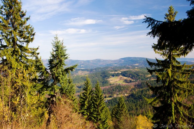 Pohled z Velkého Stožku do údolí Wisly a na polské Beskydy